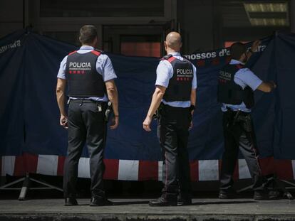 Dos mossos en una imagen de archivo.