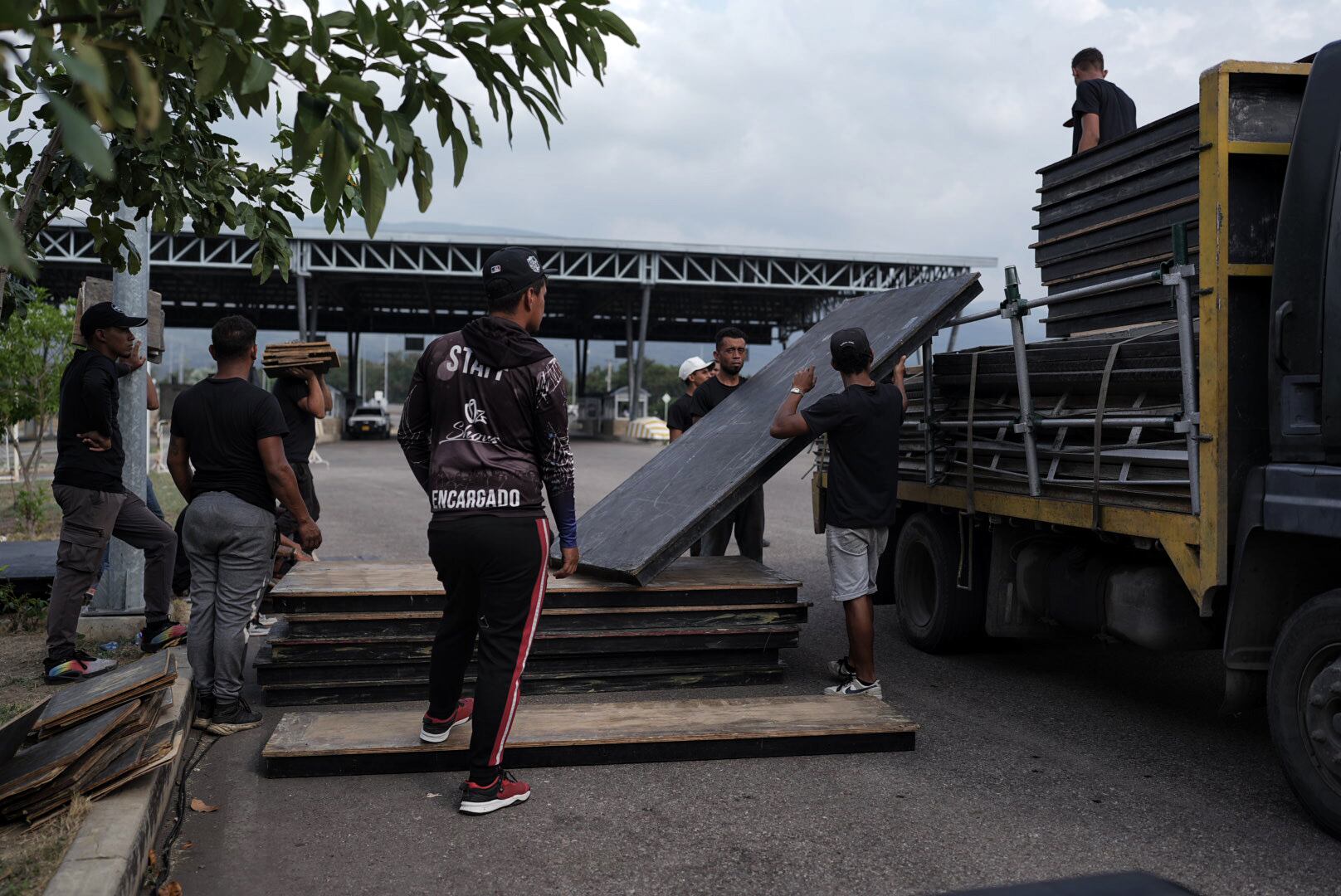 Trabajadores desmontan una estructura en el Puente Internacional Atanasio Girardot (Colombia), el 12 de marzo.