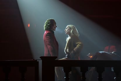 Joaquin Phoenix y Lady Gaga, en una secuencia de 'Joker: Folie à Deux'.