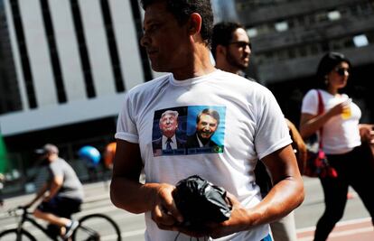 Un seguidor de Bolsonaro luce una camiseta con la imagen de Donald Trump junto a la del ultraderechista brasileño.