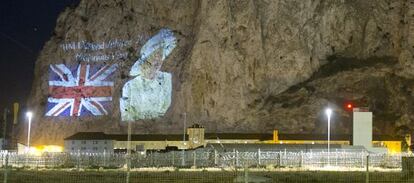 La ladera del Peñón con la proyección de la imagen de la reina Isabel II.