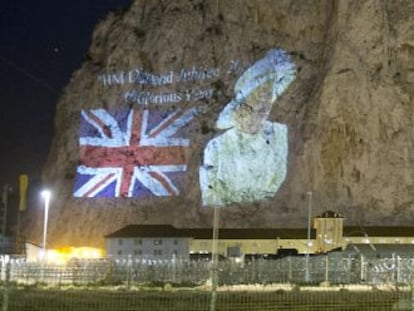 La ladera del Peñón con la proyección de la imagen de la reina Isabel II.