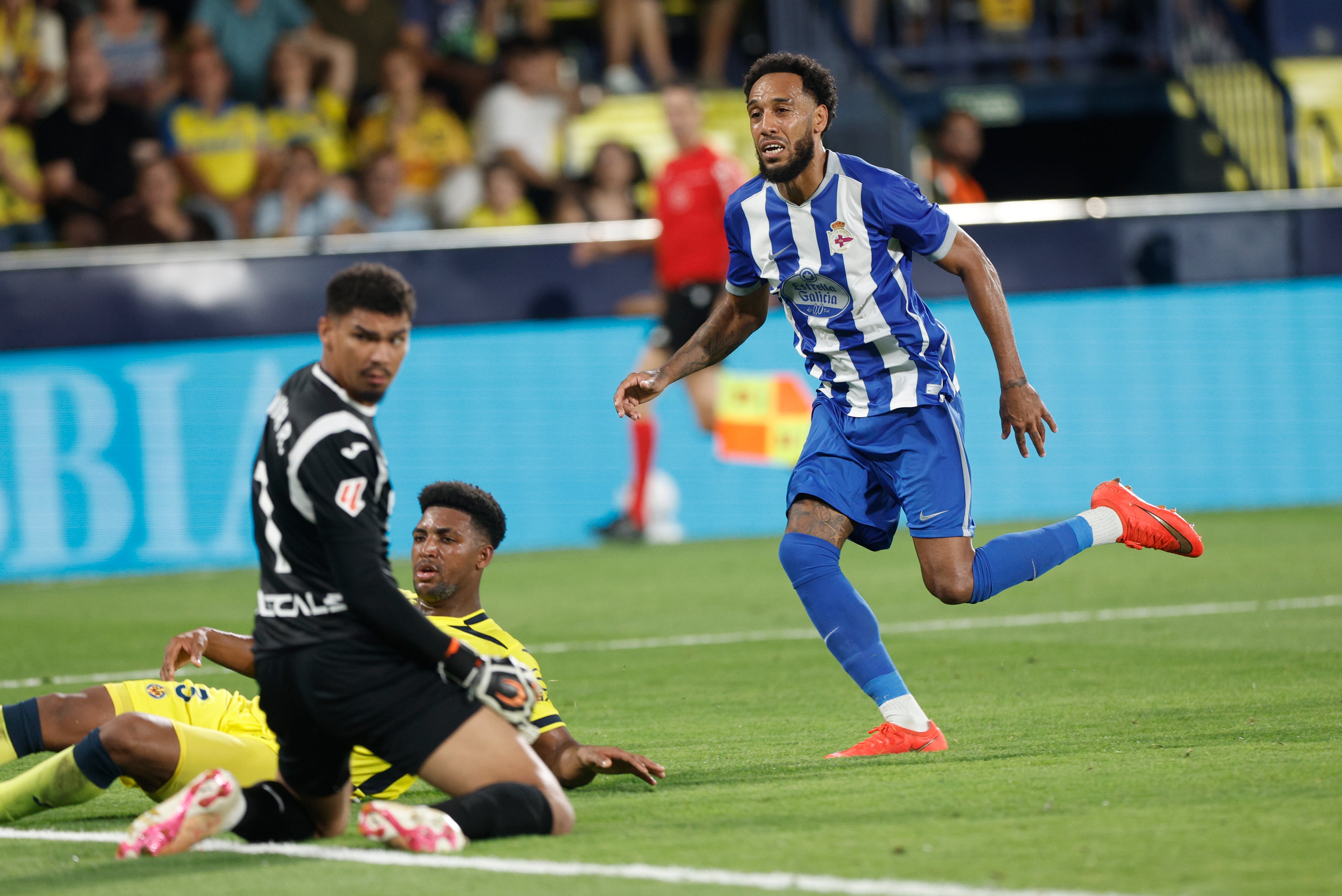 Aubameyang castiga y el Deportivo remonta en una Cerámica en crisis
