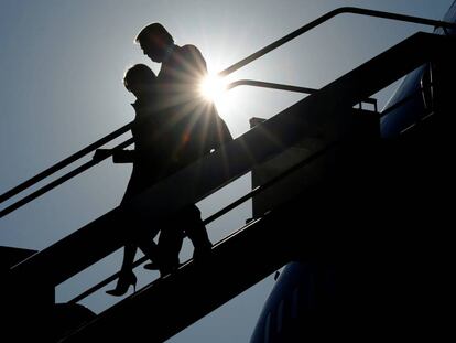 El presidente de EE UU, Donald Trump y su esposa, Melania Trump llegan (el martes) al aeropuerto de Roma, su escala previa a Bruselas.  REUTERS/Jonathan Ernst