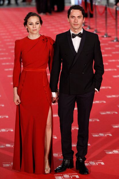 Leonor Watling, guapísima con vestido rojo de Miriam Ocariz y acompañada de Paco León en 2012.