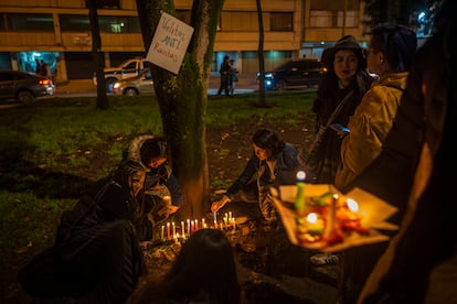 Un grupo de jóvenes se reúne en un parque de Bogotá para celebrar esta tradición.