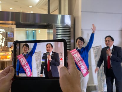 A la izquierda, Harumi Yoshida, candidata del Partido Constitucional Demócrata, en un acto de campaña en la salida del metro de Ogikubo, en Tokio, el pasado miércoles.