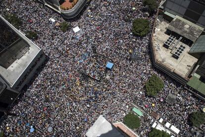 Millares de manifestantes contra Maduro en Caracas.