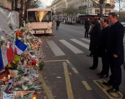 Hollande i Cameron, aquest matí davant de la sala Bataclan, on van ser assassinades 89 persones.