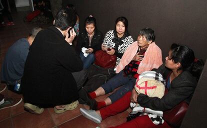 Un grupo de personas se prepara para la evacuación a zonas altas de la ciudad de Iquique.