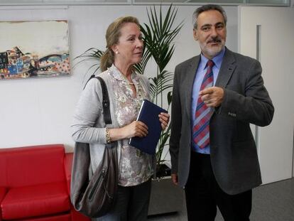 La jefa de Costas en Pontevedra, Cristina Paz Curbera, con el delegado provincial de la Xunta, Jos&eacute; Manuel Cores.