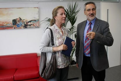 La jefa de Costas en Pontevedra, Cristina Paz Curbera, con el delegado provincial de la Xunta, Jos&eacute; Manuel Cores.