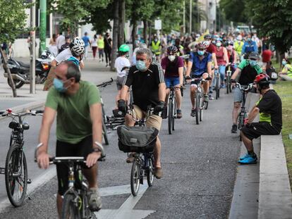 Varios centenares de ciclistas reivindican los pedales el Día de la Bicicleta en Madrid, el 3 de junio de 2020.