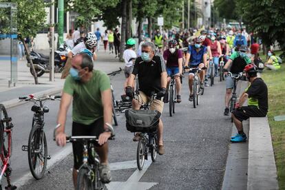 Varios centenares de ciclistas reivindican los pedales el Día de la Bicicleta en Madrid, el 3 de junio de 2020.