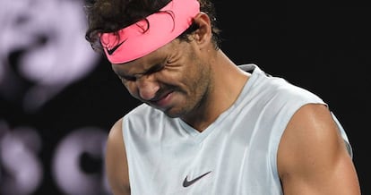 Nadal se duele durante el partido contra Cilic en Melbourne.