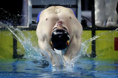 El alemán Christian Diener compite en la categoría masculina de 100 metros espalda en el Campeonato Europeo de Natación en Piscina Corta en Copenhague, Dinamarca.