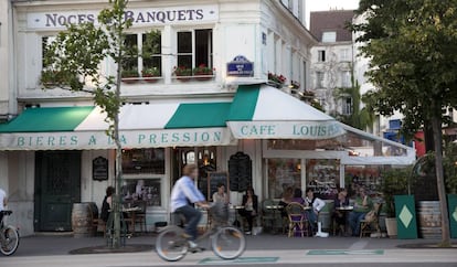 Un café en el Quai de L'Hotel de Ville, en Le Marais (París).