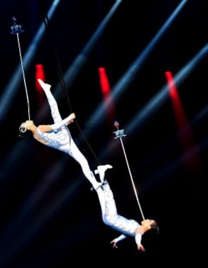 El dúo chino Cangzhou en un número de equilibrio de sables en trapecio.