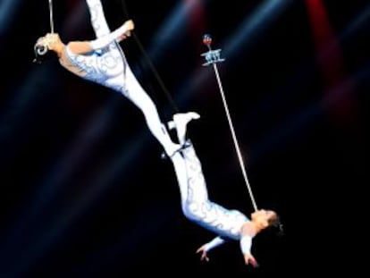 El dúo chino Cangzhou en un número de equilibrio de sables en trapecio.