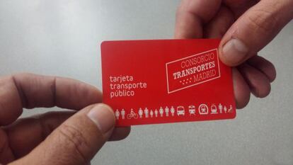 Dos usuarios se intercambian una Tarjeta de Transporte Público de Madrid.