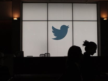 En una fotografía de 2019, empleados caminan frente a un logo de Twitter en su sede de San Francisco.