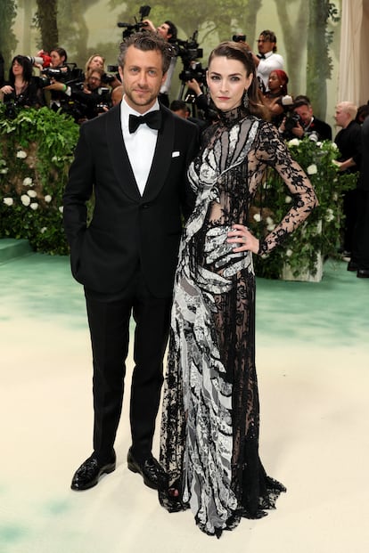 Francesco Carrozzini, hijo de la fallecida editora jefe de Vogue Italia Franca Sozzani, junto a su mujer Bee Shaffer, hija de Anna Wintour. Shaffer lució un vestido de Alexander McQueen de la colección primavera verano 2016.