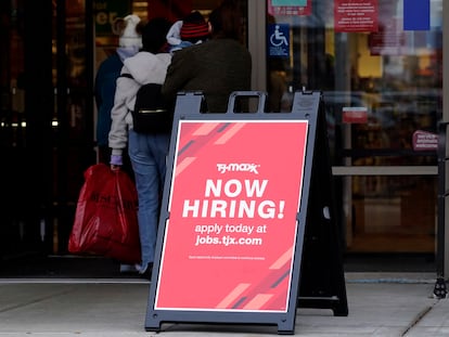 Un cartel ofreciendo empleo en una tienda de moda de Vernon Hills, Illinois, en una imagen de archivo.