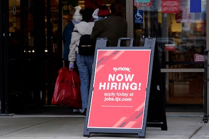 Un cartel ofreciendo empleo en una tienda de moda de Vernon Hills, Illinois, en una imagen de archivo.