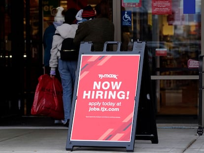 Un cartel de búsqueda de personal en el exterior de una tienda en Vernon Hills, Illinois, EE UU.