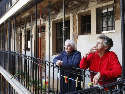 Arriba, vecinas del edificio de la calle de Ventorrillo, 7; abajo, una corrala en la calle de Huerta del Bayo, 9. Ambos, sin rehabilitar.