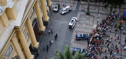 Dezenas de pessoas ao redor da Catedral Metropolitana de Campinas, após o ataque a tiros.