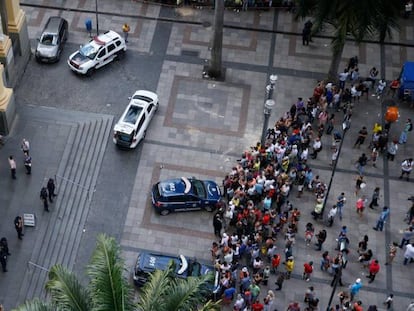 Dezenas de pessoas ao redor da Catedral Metropolitana de Campinas, após o ataque a tiros.