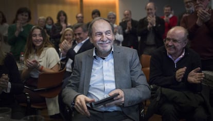 Josep Maria Benet i Jornet recibe una ovación ayer en la entrega de la Medalla de Honor de la SGAE.