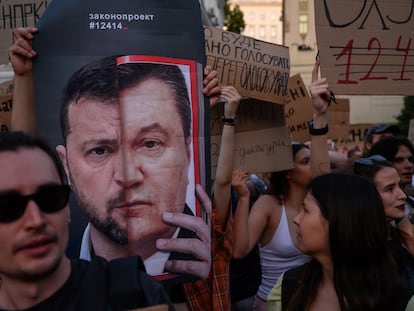 Un manifestante muestra el 23 de julio en Kiev una fotografía que compara a Volodímir Zelenski con el expresidente prorruso Viktor Yanukóvich.