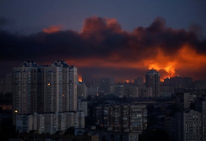La explosión de un misil ruso ilumina el cielo sobre la ciudad de Kiev.