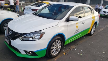 Taxis Confort Unlimited, una de las flotillas de taxis más grandes en el AICM, tiene permisos federales que le permiten operar en todo el país.