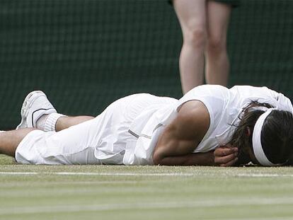 Nadal se lamenta en el suelo tras un punto perdido.