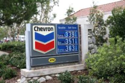 En la imagen, una estación de servicio de la compañía Chevron. EFE/Archivo