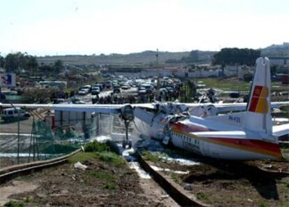El Fokker 50, pocos minutos después de salirse de la pista del aeropuerto de Melilla.