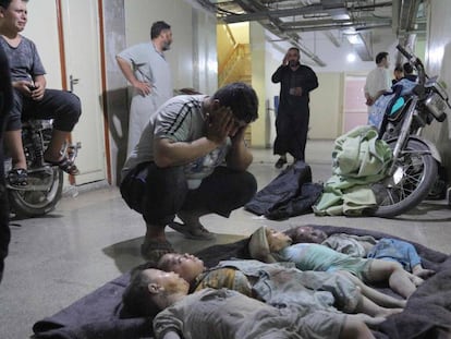 Hany Ahmad Darwish llora la muerte de sus sobrinos en Siria, el 28 de agosto.