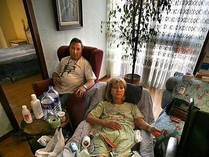 Martín Herrando y Felisa Pérez, en su casa, a la espera de recibir la ayuda de la Ley de Dependencia.