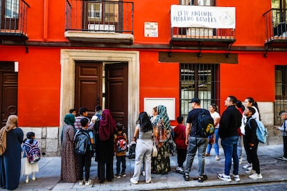 La fachada del Colegio Antonio Moreno Rosales, en Lavapiés, el primer día de curso, este lunes.