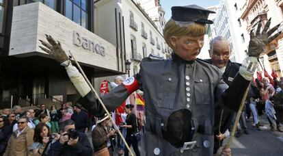 Un 'ninot' de Angela Merkel en la manifestación de Valencia.