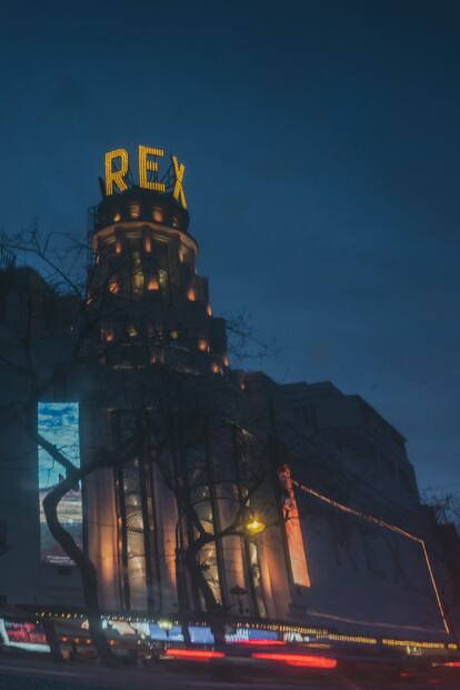 Le Grand Rex. Ubicado en los Grands Boulevards, en el distrito dos de París. Inaugurado en 1932. Fue requisado por el ejército alemán durante la ocupación nazi. De estilo art déco, es desde su creación el cine más grande de Europa. Con su neón giratorio, cuenta con una sala de bóveda estrellada con capacidad para 2.700 espectadores.