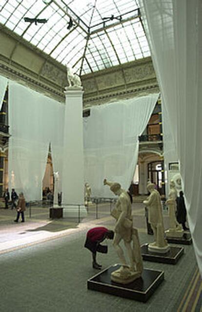Conjunto de estatuas en la exposición <i>El clasicismo griego: Idea o realidad.</i>