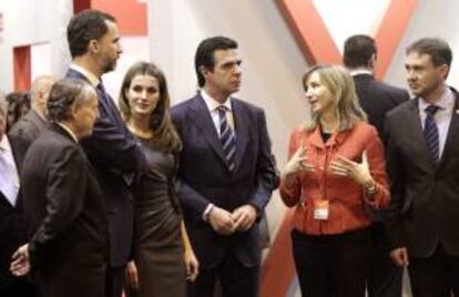 Los Príncipes de Asturias, acompañados por el ministro de Industria, José Manuel Soria (2d), y la consejera de Cultura y Turismo de Castilla y León, Alicia García, durante la inauguración de la 33 edición de la Feria Internacional de Turismo de Madrid (Fitur 2013).