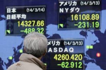 Un hombre observa una pantalla que muestra información bursátil en Tokio (Japón).