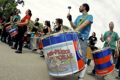 Manifestación de artistas callejeros en el parque de El Retiro.