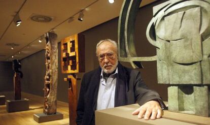 El escultor vasco N&eacute;stor Basterretxea junto a sus esculturas en el Museo de Bellas Artes de Bilbao.