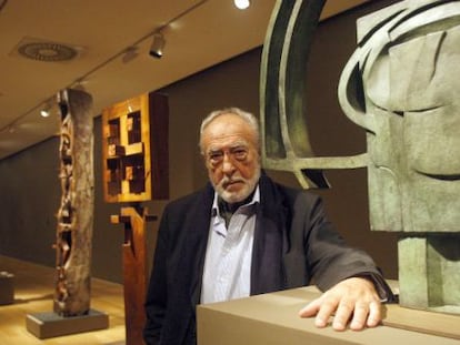 El escultor vasco N&eacute;stor Basterretxea junto a sus esculturas en el Museo de Bellas Artes de Bilbao.